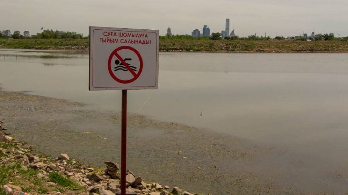 Купаться нельзя река. Купаться запрещено. Знак «купаться запрещено». Где нельзя купаться. Купание в реках запрещен.