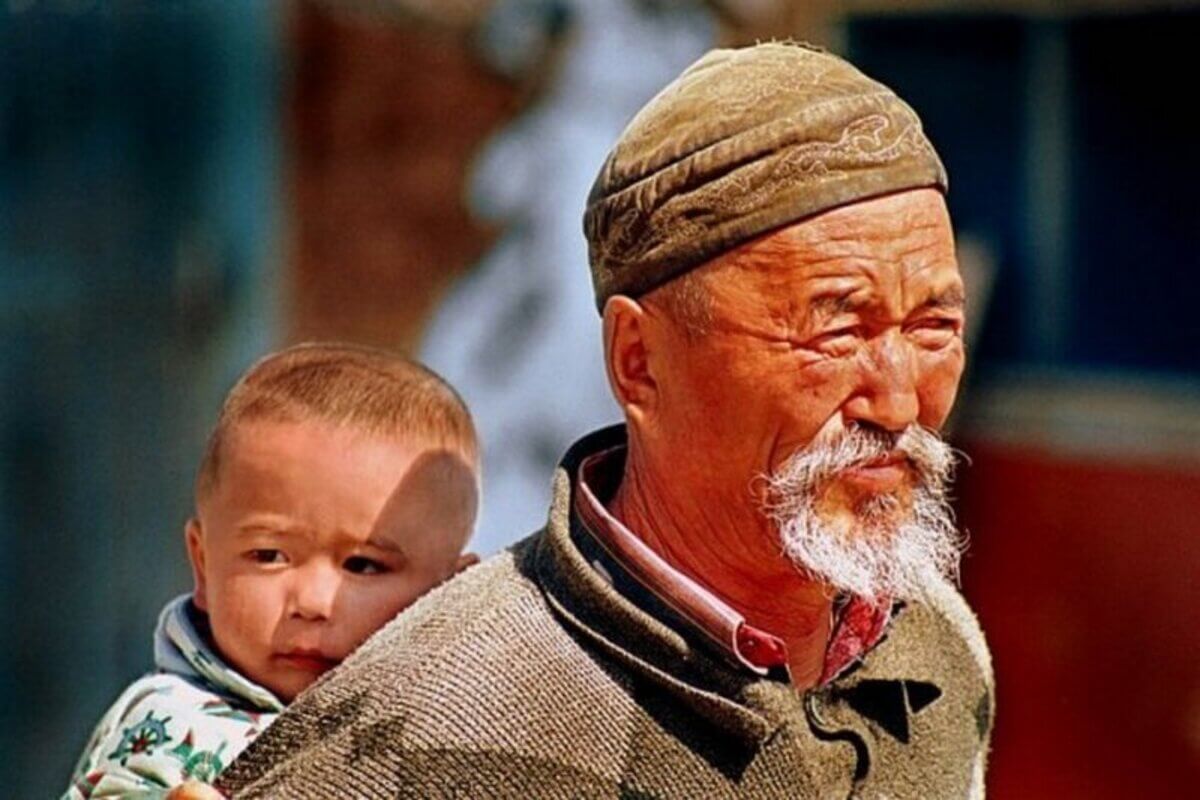 Мен әжем. Казахстанские старики. Старичок казах. Казахский старик. Уважение к старшим у казахов.