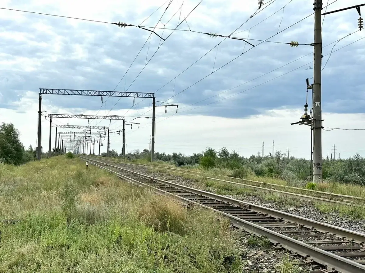 Алматы облысында пойыз бен жеңіл көлік соқтығысып, бір адам көз жұмды