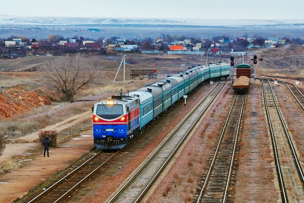 Биыл елімізде 12 адам пойыз астына түскен