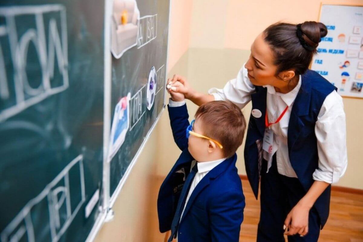 Сколько учатся в казахстане. Инклюзивное образование в Казахстане. Казахские школьные педагоги. Педагог в инклюзии. Инклюзивные дети в школе.