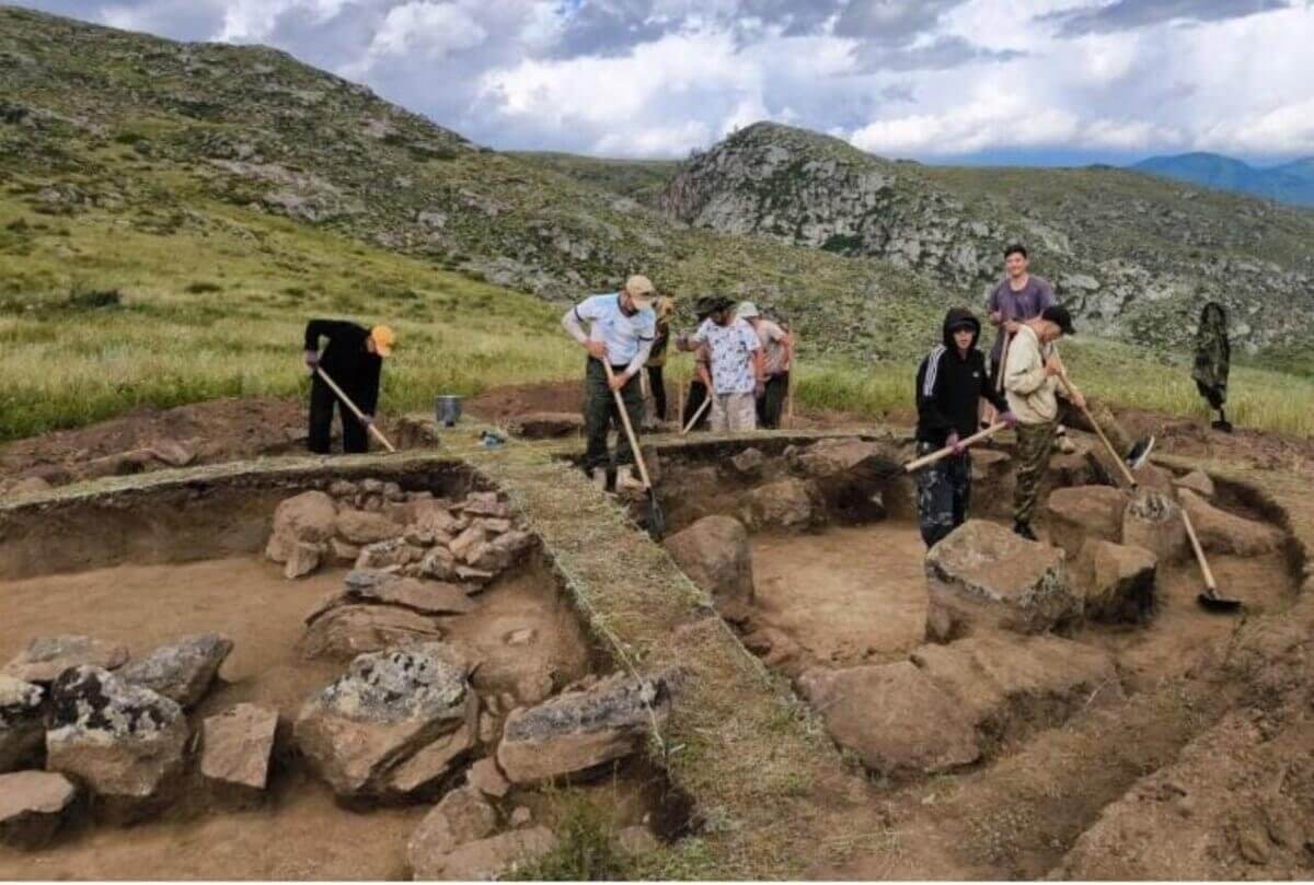 Алматыда Сақ дәуірінің жауынгері жерленген қорым табылды