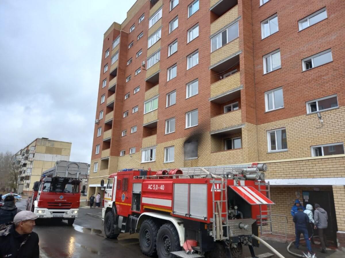 Екібастұзда ер адам өртеніп жатқан үйден 2 баланы алып шықты