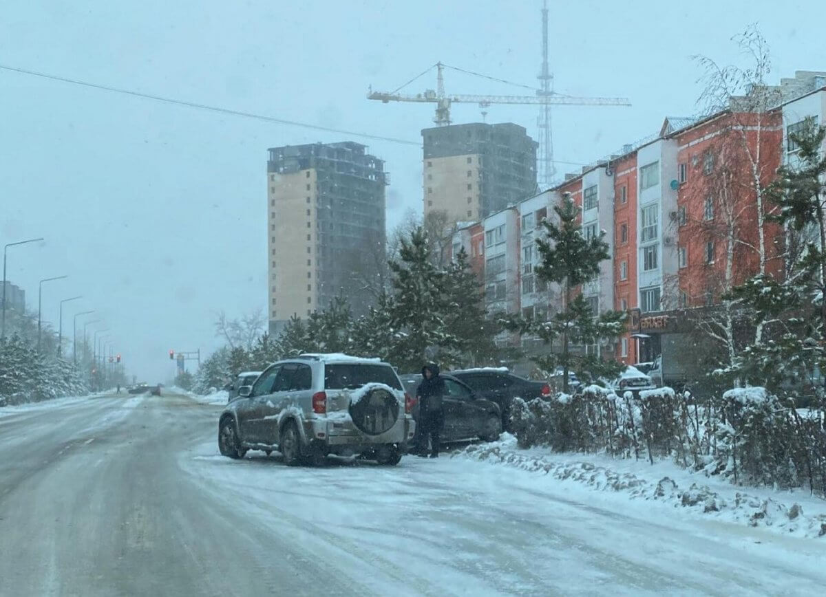 Петропавлда қалың қар салдарынан бір тәулікте 14 көлік апатқа ұшырады