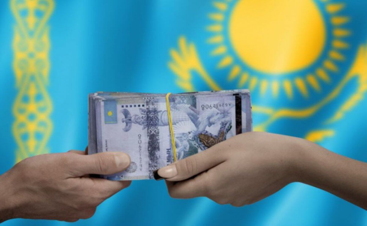 Ақша алу. Деньги Казахстана. Деньги тенге. Деньги Казахстана в руках. Тенге и флаг Казахстана.