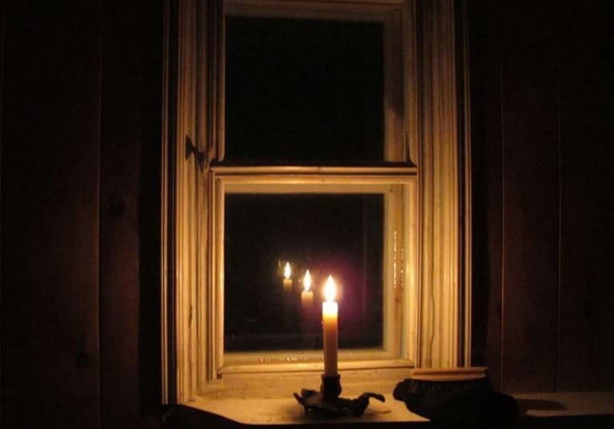 Погасли в окнах свечи. Темная комната со свечами. Свеча в окне. Комната со свечами. Горящие свечи в комнате.