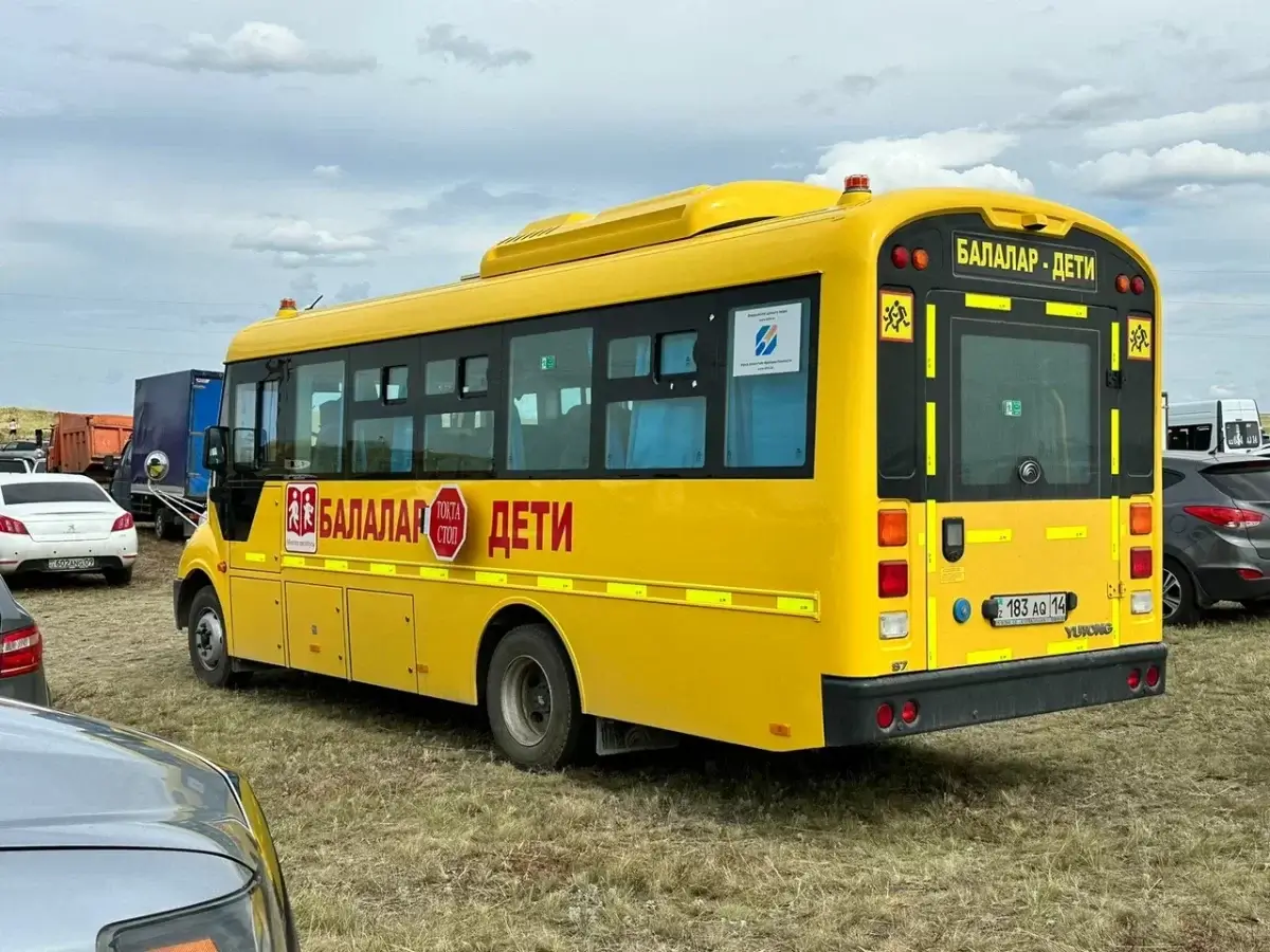 Мас жүргізуші балалар мінген мектеп автобусымен бағанға соғылды