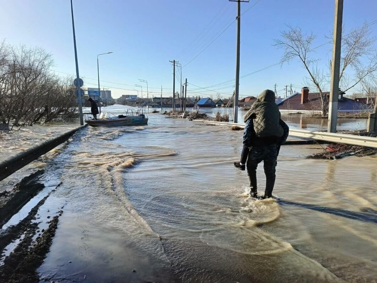 Су басқан аймақта соқырішекпен ауырған бала құтқарылды (ВИДЕО)