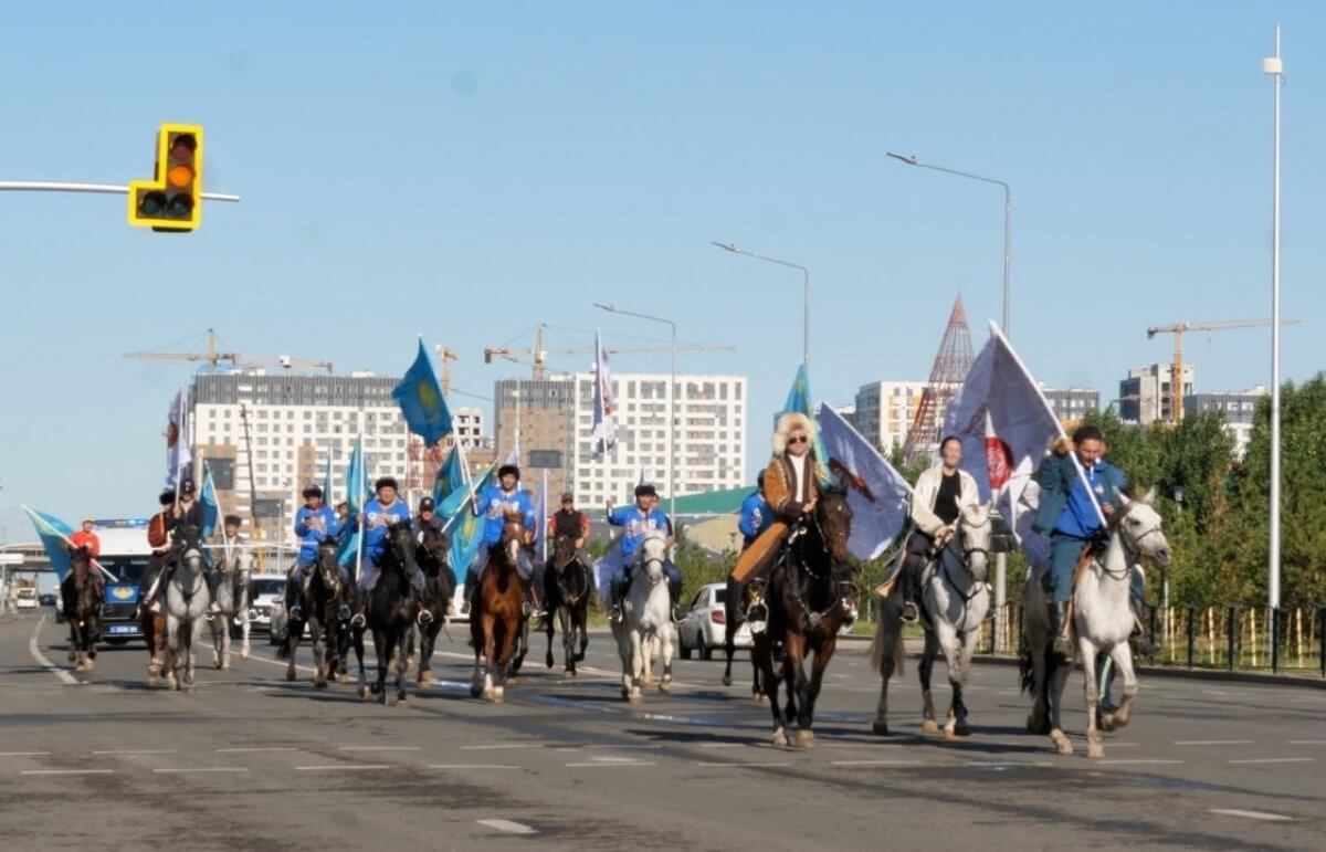 Дүниежүзілік көшпенділер ойындары: елордада шабандоздар шеруі өтті