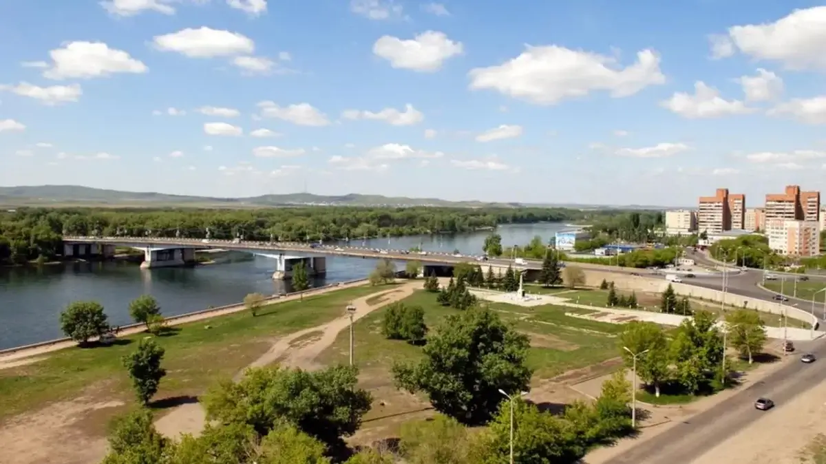 Селфи жасамақ болған өскемендік көпірден құлап кетті