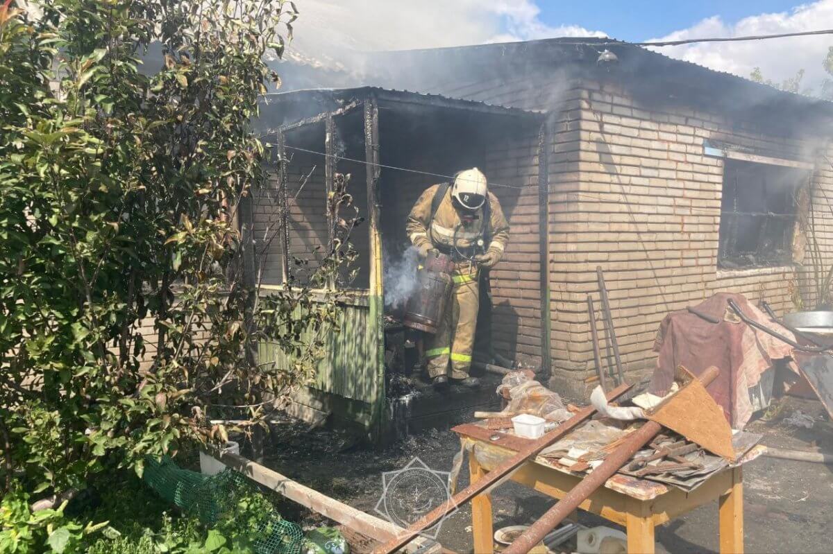 Қостанай облысында жер үй өртеніп, адамдар құтқарылды