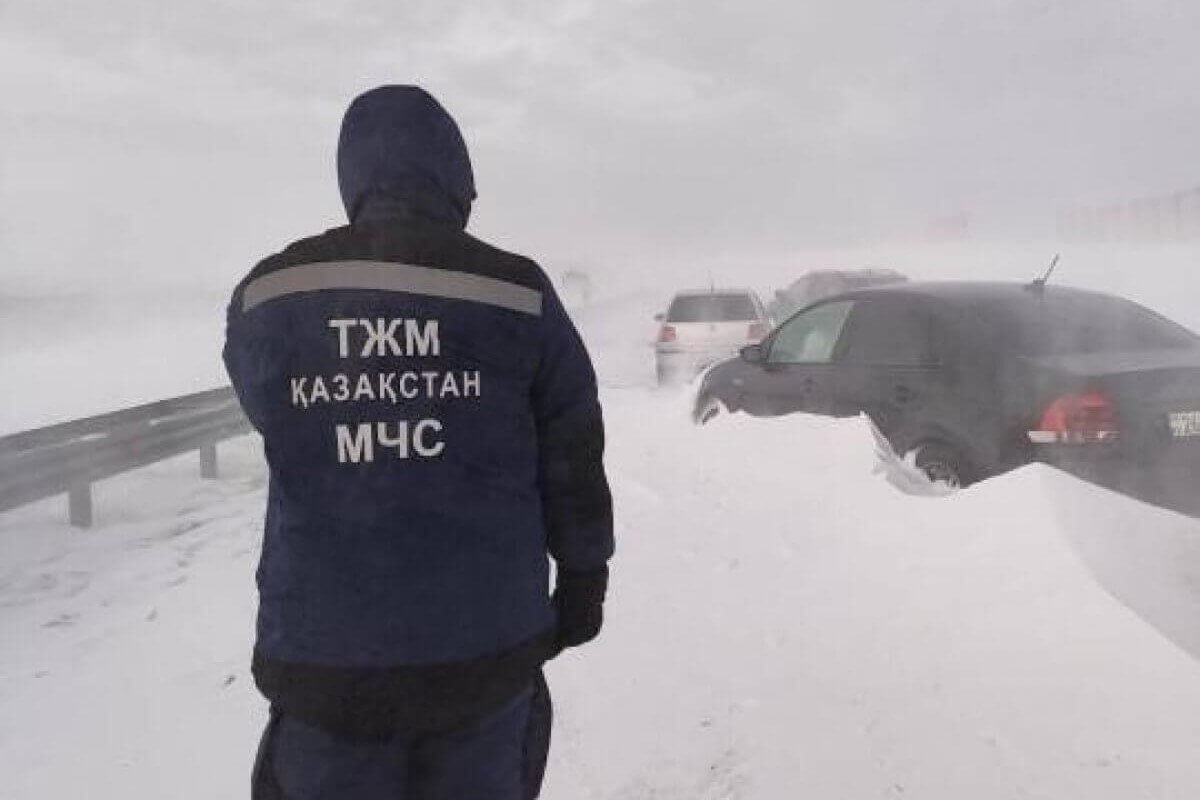 Қарағанды облысында жолаушылар қар құрсауынан құтқарылды (ВИДЕО)