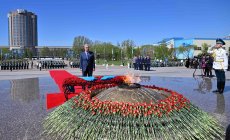 Президент «Отан Ана» монументіне гүл шоғын қойды