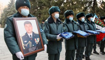 Тоқаев Алматыдағы бүлік кезінде қаза тапқан әскери қызметшіні наградтады