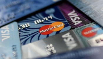 Ресейдің Visa және Mastercard карталары шетелде жарамсыз болып қалды