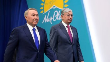 Назарбаевтың тәуелсіз елдің негізін қалаушы ретіндегі мәртебесі Конституцияда бекітіледі