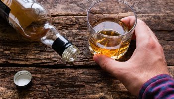 Қарағанды облысында контрафактілік алкоголь өнімдерін жасағандар ұсталды