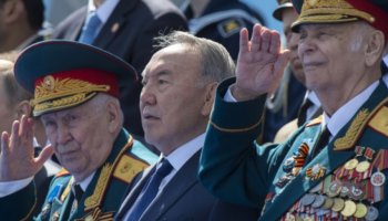 Назарбаев та қазақстандықтарды Жеңіс күнімен құттықтады