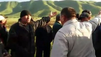 «Кіргізбейміз қазақты!»: жайылым үшін боқтанған түркістандық өзбек кешірім сұрады (ВИДЕО)