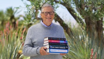 Жазғы демалысқа орай Билл Гейтс бес кітап ұсынды
