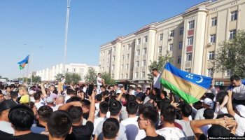 «Өзбекстанды басып алу...»: Нөкіс тұрғындары қарақалпақтардың митингке не үшін шыққанын айтты