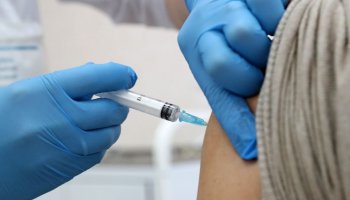 Коронавирусқа қарсы вакцина аурудан қорғамайды – фейк