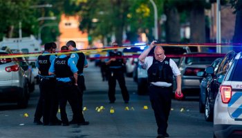 Чикаго маңында шеруге қатысушыларға оқ атылды: 6 адам қаза болып, 20-сы жараланды