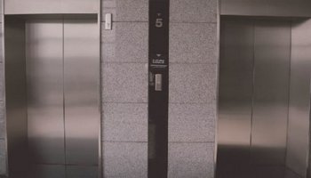 Елордалық өрт сөндірушілер лифте қамалып қалған әйелді құтқарды (ВИДЕО)