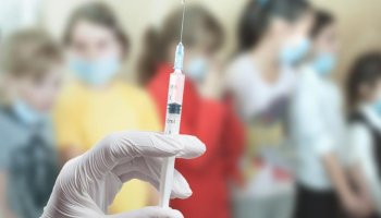Коронавирус: Балаларға вакцина салу жасын азайту қарастырылып жатыр