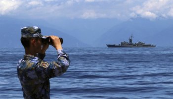 АҚШ-тың әскери кемелері Тайвань бұғазына келіп кірді