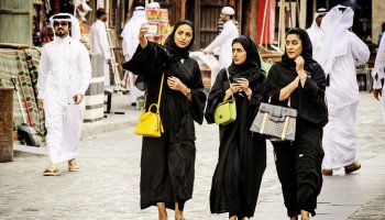 Катар шетелдіктерге қыздарға қырындауға қатаң тыйым салды
