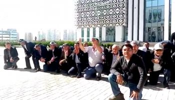 «Уа, хан ием»: Түркістанда шаруалар әкімдік ғимараты алдына жиналды (ВИДЕО)