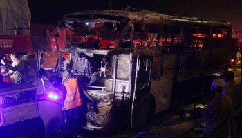 Пәкістанда автобус өртеніп, 18 адам мерт болды