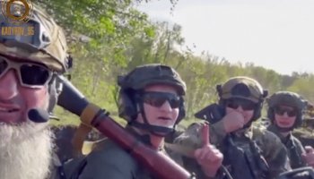 «Ахмат - сила!», «Аллаху Акбар»: Кадыров балаларының соғысып жүрген видеосын жариялады