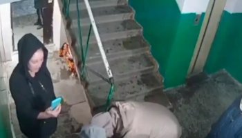 Павлодарда ашушаң блогер 72 жастағы кейуананы ұрып кетті (ВИДЕО)