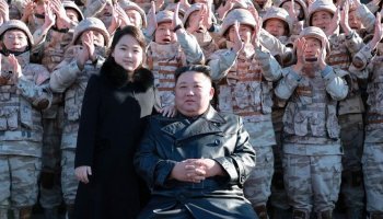 Ким Чен Ын ядролық сынақ алаңына баласын ертіп барды