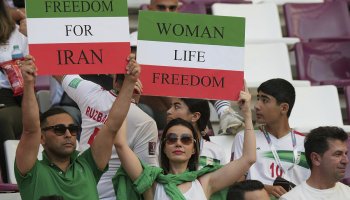 ӘЧ-2022: Иран жанкүйерлері АҚШ-тан жеңілген соң бір-бірімен төбелесті