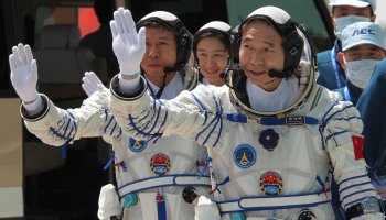 Қытайдың 3 ғарышкері жерге жарты жылдан кейін оралып отыр