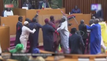 Сенегалда билік пен оппозиция партияларының депутаттары төбелесіп қалды
