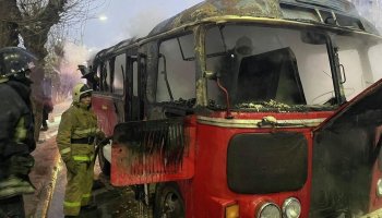 Көкшетау әкімдігінің алдында жолаушылар автобусы жанып кетті