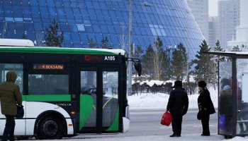 Астанада ішкиімдерін автобустың ішіне жайғандар іздестіріледі (ВИДЕО)