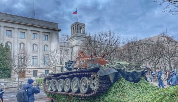 Ресейдің соғыста қираған танктері шетелдегі елшіліктері алдына қойылды