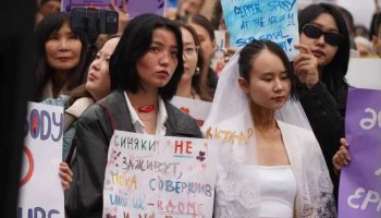 «Өліп қалғаннан, жалғыз қалған жақсы»: Алматыда феминистер шеруі өтті