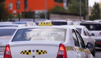 Астанада жастар таксиге ақша төлемей, жүргізушіге шабуылдаған (ВИДЕО)