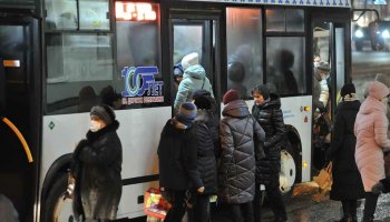 «Ешкім көмектеспеді». Павлодар облысында ер адам автобуста жас қызды тұншықтырған