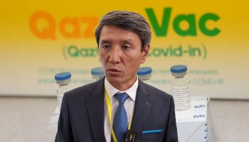 ДДҰ қазақ ғалымдары жылдап әзірлеген QazVac вакцинасын неге тіркемей отыр