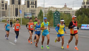 Астанада жартылай марафон өтіп жатыр