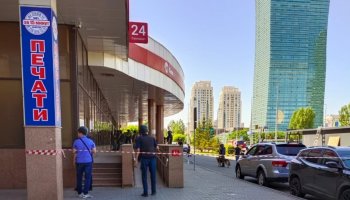 Астанада қаруланған ер адам банктердің бірінде келушілерді кепілдікке алған
