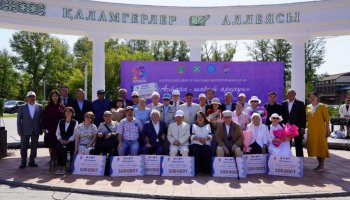 Астананың қаламгерлері 500 мың теңге сыйақының сертификатын алды (ВИДЕО)