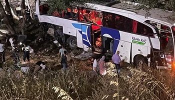 Түркияда автобус аударылып, 12 адам қаза тапты